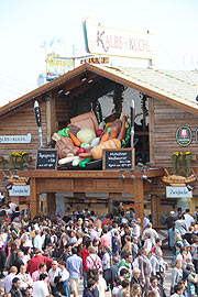 der wohl größte Teller der Wiesn befindet sich auf der Fassade der Kalbs-Kuchl (Foto: MartiN Schmitz)